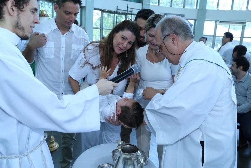 Antonia Fontenelle e Jonathan Costa se reuniram para batizado do filho neste domingo (3). A cerimônia aconteceu na Paroquia São José da Lagoa, zona sul do Rio de Janeiro - Anderson Borde/AgNews
