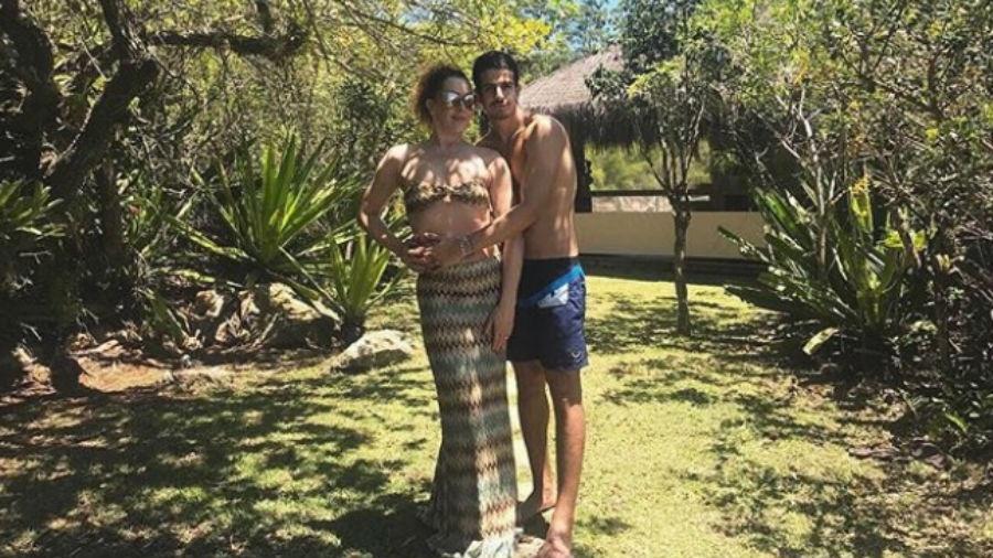 Enzo Celulari divulga foto abraçado à mãe, Claudia Raia: "É dia de todos te aplaudirem de pé" - Reprodução/Instagram/enzorcelulari