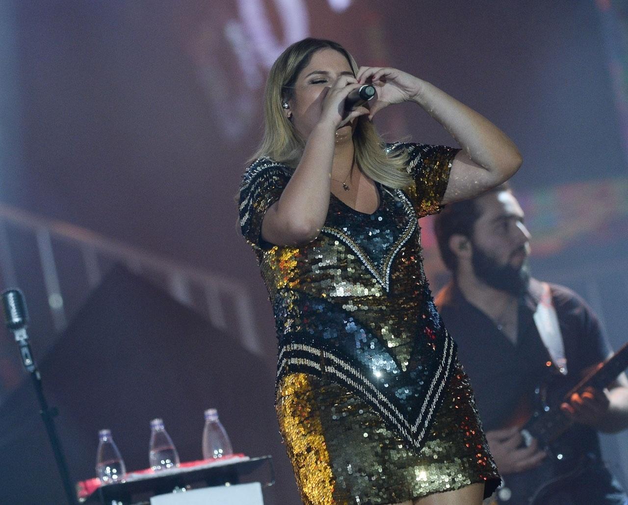 Marília Mendonça interage com público da 63º Festa do Peão de Barretos no sábado (18) - Francisco Cepeda/AgNews