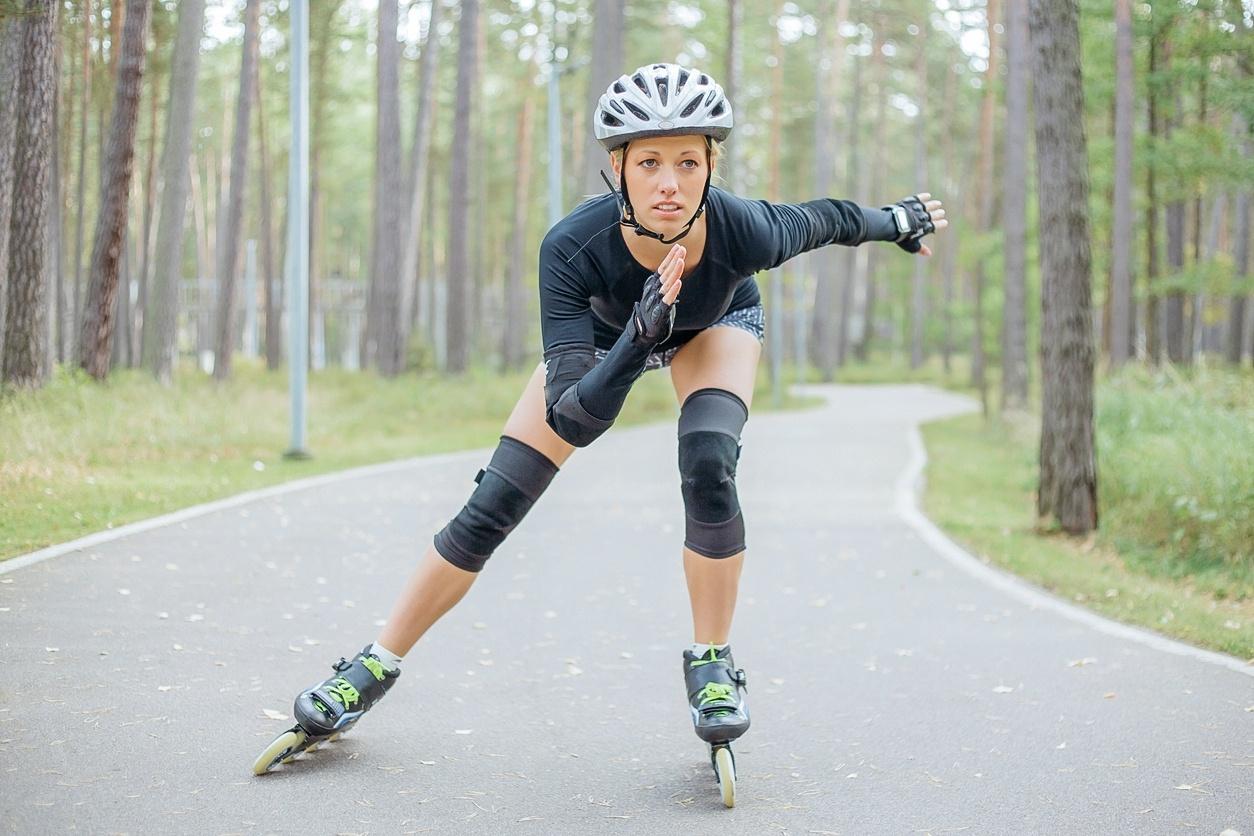 Mulher andando de patins - grinvalds/IStock