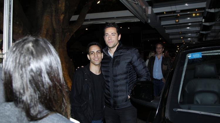 Ator Zachary Levi tira fotos com fãs na porta de restaurante em São Paulo - Marcello Sá Barretto/Brazil News - Marcello Sá Barretto/Brazil News
