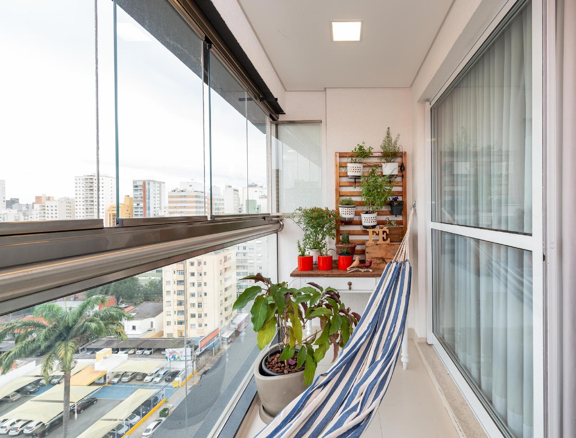 Uma rede de tecido, fácil de lavar, caiu nas graças da designer de interiores Juliana Pires. Mesmo na varanda compacta, ela conseguiu fixar a peça listrada, que é retirada quando há a necessidade de circular pelo ambiente - Miro Martins/Divulgação