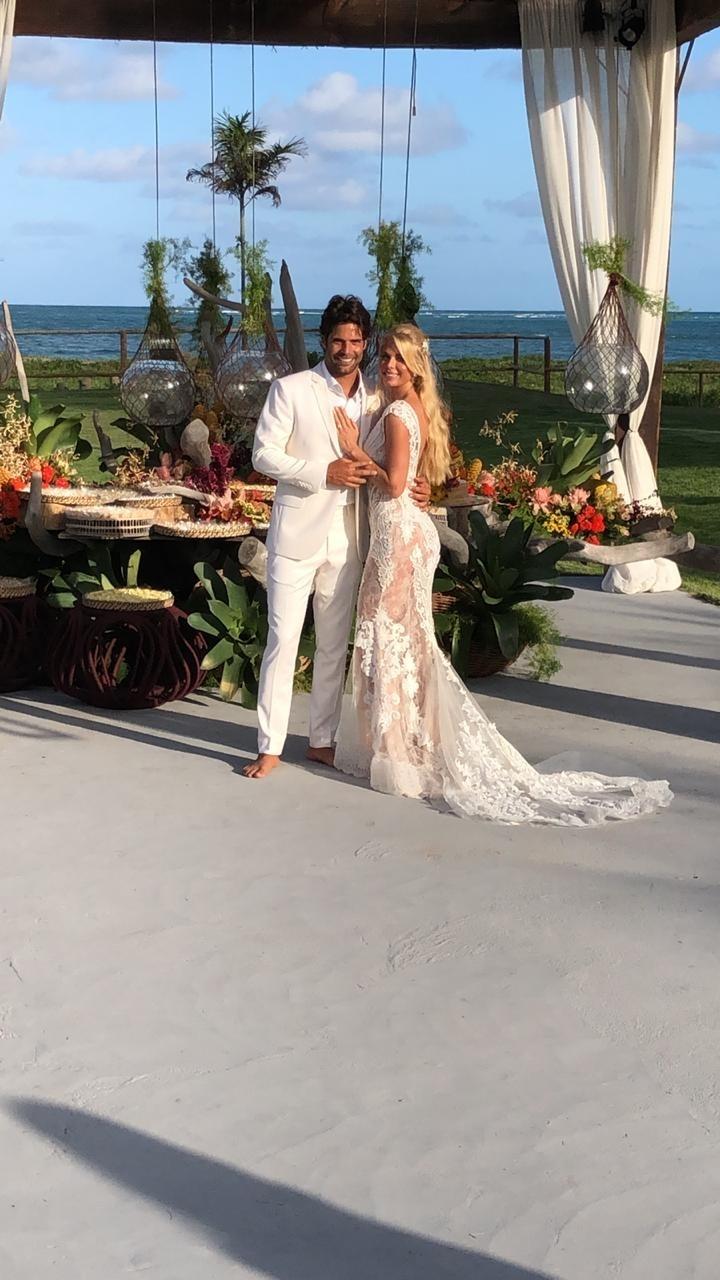 Os noivos Caroline Bittencourt e Jorge Sestini posam no local da festa após cerimônia de casamento em São Miguel dos Milagres - Filipe Paes/Studio 47