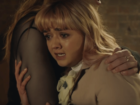 Maisie Williams no clipe de "You Mean the World to Me", de Freya Ridings - Reprodução/YouTube