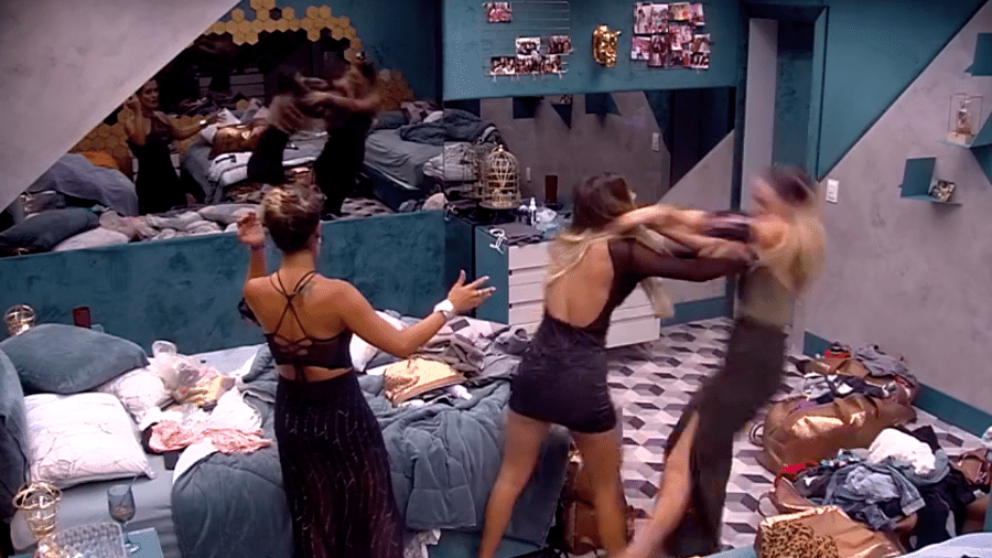 Hariany empurra Paula durante discussão - Reprodução/Globo
