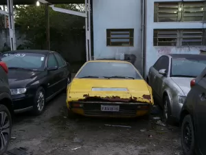 Atriz de 'Mad Max' quer rara Ferrari amarela e existe uma apodrecendo em SP
