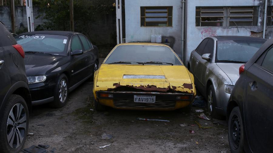 Com apenas um exemplar registrado no Brasil, Ferrari Dino 208 GT4 há muitos anos enferruja em pátios de SP; atriz Anya Taylor-Joy diz que pretender ter um exemplar do esportivo italiano - Amanda Perobelli/UOL