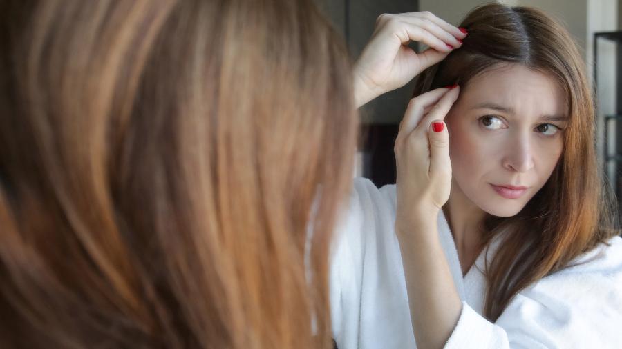 Queda de cabelo pode estar ligada a diversos fatores, mas é possível tratar - triocean/Getty Images/iStockphoto