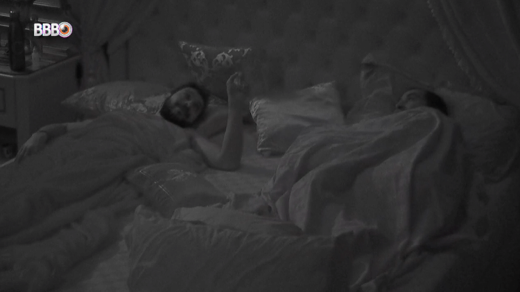 BBB 21: Gil e Caio conversam no quarto do líder - Reprodução/Globoplay - Reprodução/Globoplay