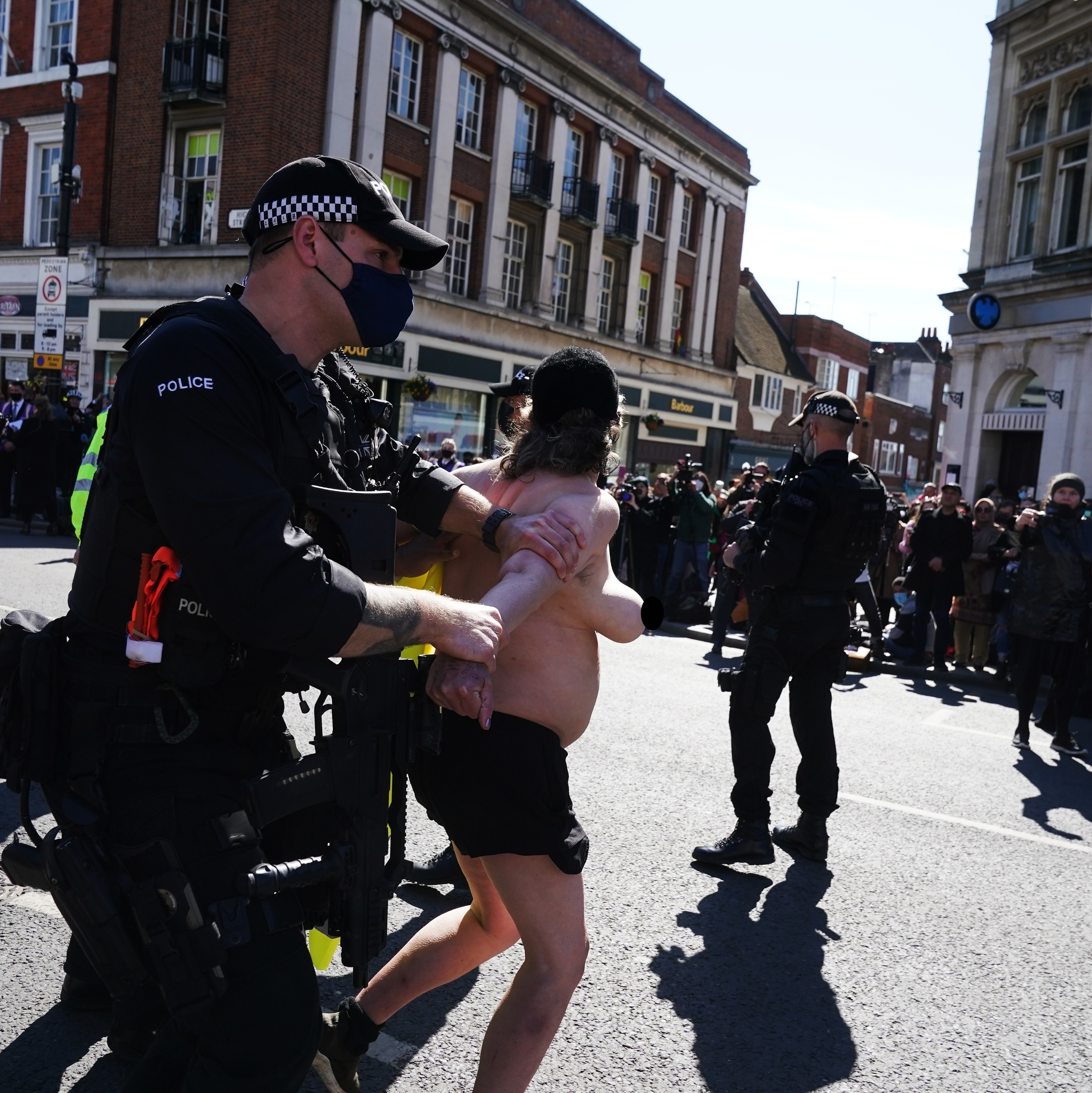 Príncipe Philip Funeral: Mulher Protesta Nua Pelas Ruas