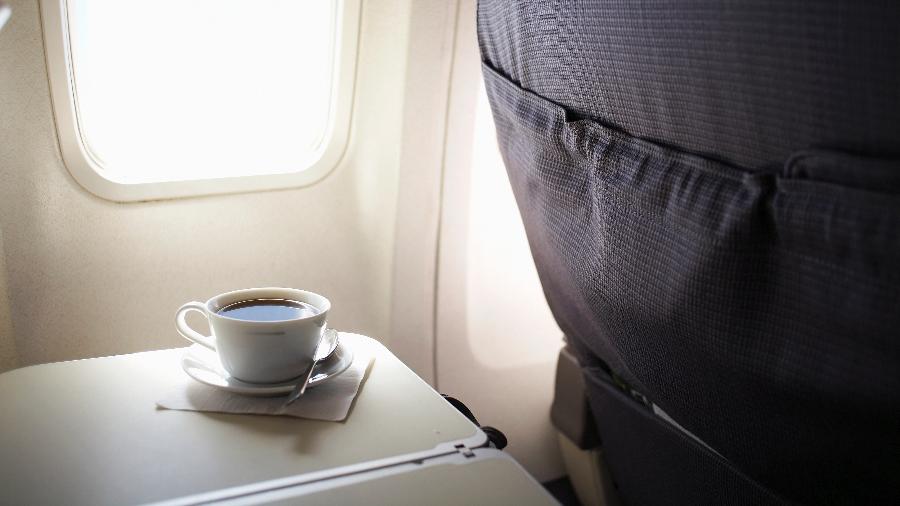Água usada para cafés e chás no avião não são filtradas e podem causar problemas sérios ao intestino do passageiro - Getty Images