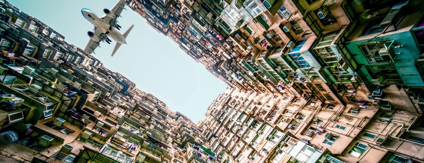 Conjunto de cinco edifícios conectados forma uma massa única, gigante e que "abraça" - Mongkolchon Akesin/Getty Images/iStockphoto
