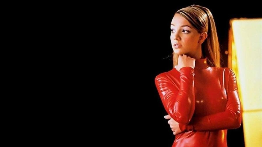 Britney Spears no clipe de "Oops... I did it again"; roupa metalizada e maquiagem futurista são símbolos da estética Y2K - Reprodução YouTube