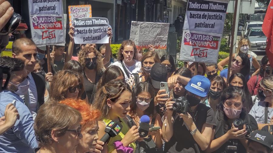 Em frente ao Consulado do Brasil em Buenos Aires, Thelma Fardin (centro), participa de ato contra anulação do julgamento do ator Juan Darthés - Aline Gatto Boueri/UOL