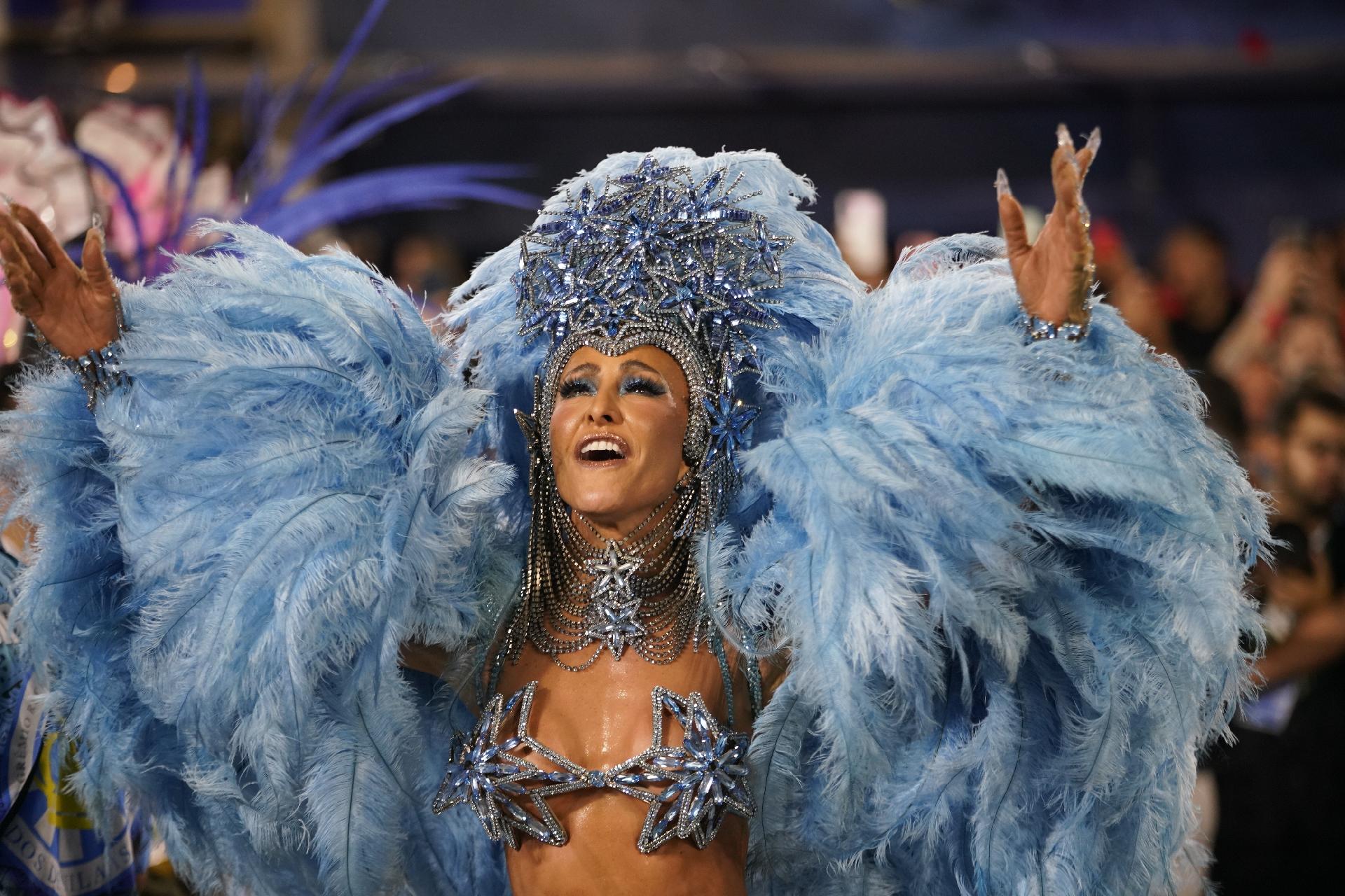 23.abr.2022 - Sabrina Sato desfila pela Vila Isabel - Ricardo Borges/UOL