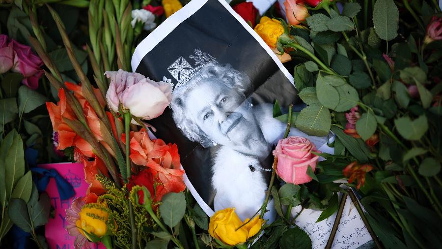 Ao redor do mundo, súditos ou admiradores de Elizabeth 2ª tem prestado homenagens à Rainha depositando flores - Chip Somodevilla/Getty Images