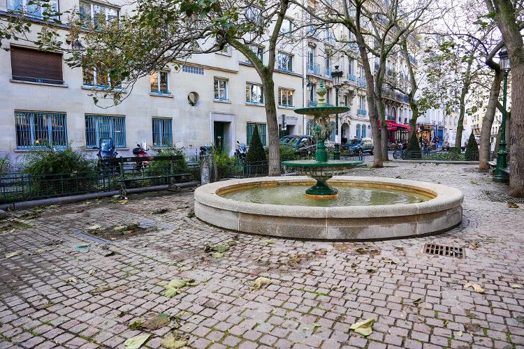 emily em paris - PARIS, FRANCE - OCTOBER 13: General view of the Place de l'Estrapade in the 5th quarter of Paris, which is part of the real-life locations for the Netflix TV Series "Emily In Paris" featuring actress Lily Collins, on October 13, 2023 in Paris, France. (Photo by Edward Berthelot/Getty Images) - Edward Berthelot/Getty Images - Edward Berthelot/Getty Images