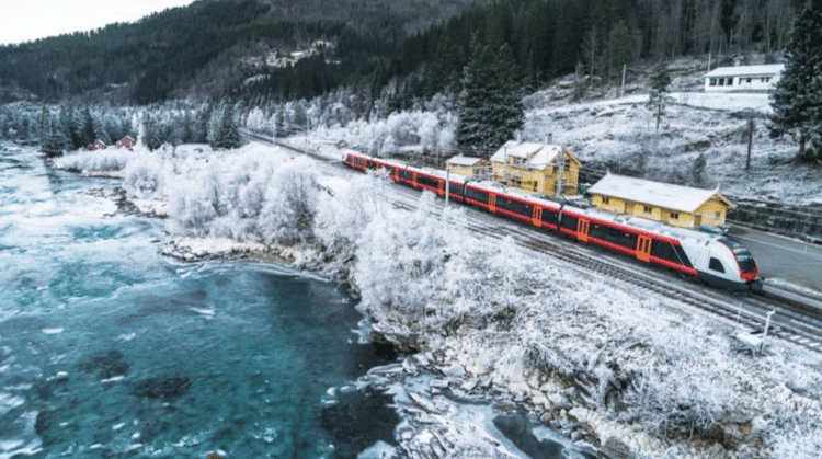 A viagem de trem de 496 km leva seis horas e a ferrovia é reconhecida como uma maravilha da engenharia - Getty Images - Getty Images