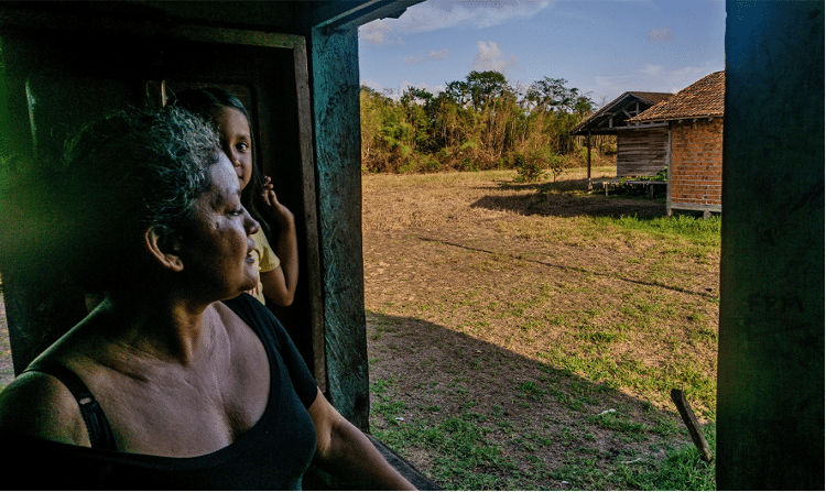Francidalva Farias, moradora da parte norte do Arquipélago do Bailique, observa a terra seca pela janela de sua casa