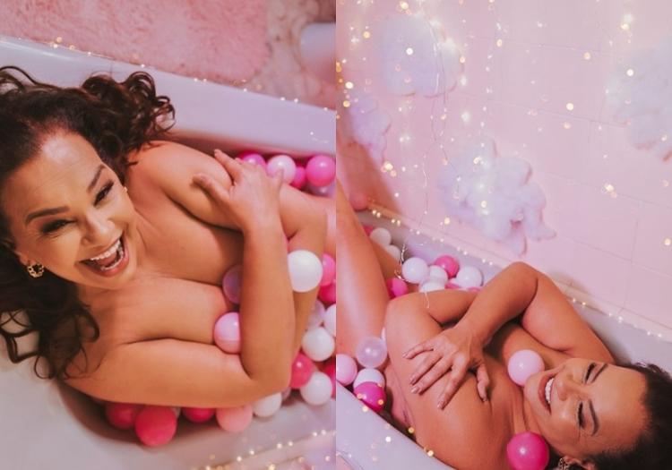 Solange Couto posa topless em banheira de bolinhas