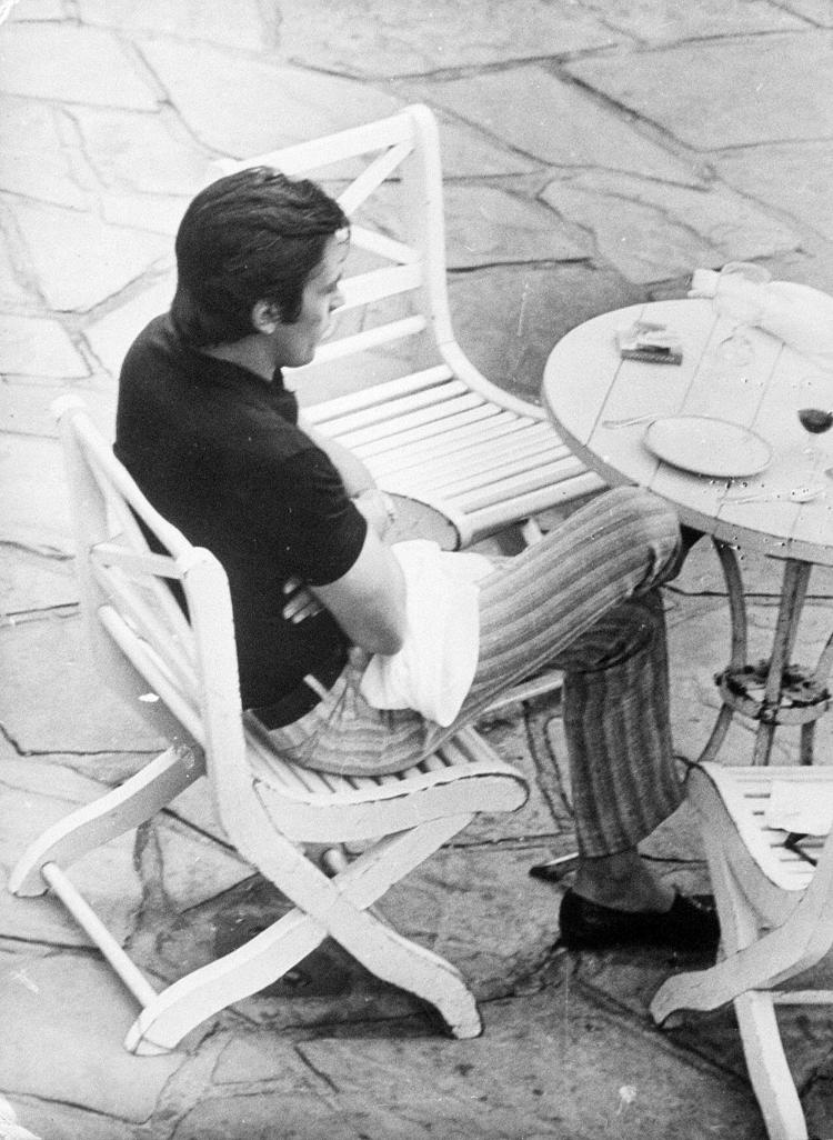 O ator francês Alain Delon no jardim de inverno do Hotel Jaraguá