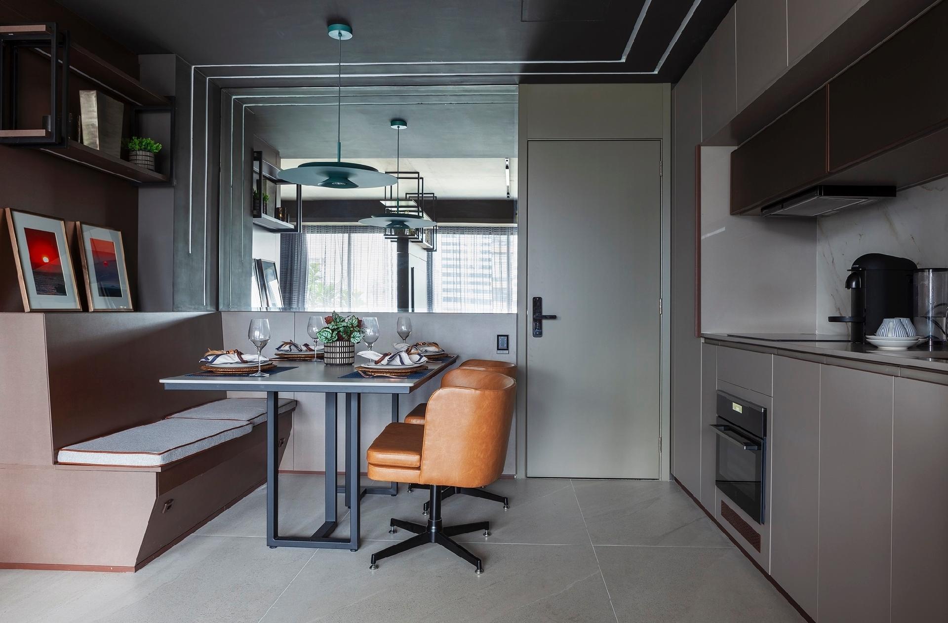 A sala de jantar foi pensada para ser usada como um home office quando for preciso. Com um canto alemão, foi possível acomodar mais pessoas à mesa ? e o baú nos bancos criou mais espaço para guardar itens. - Dotta Photo/Divulgação