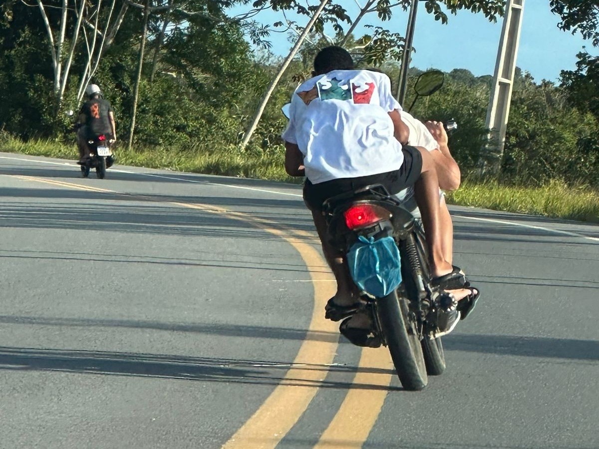 Motociclistas escondem placa com sacolas e até mão para enganar radares