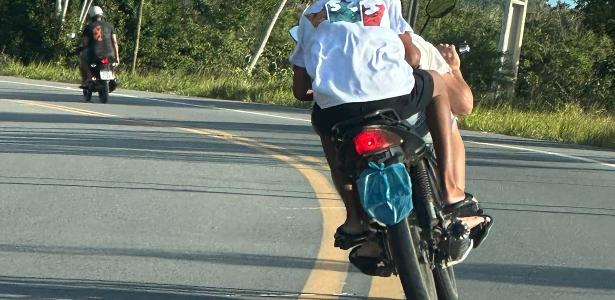 Motociclistas escondem placa com sacolas e até mão para enganar radares