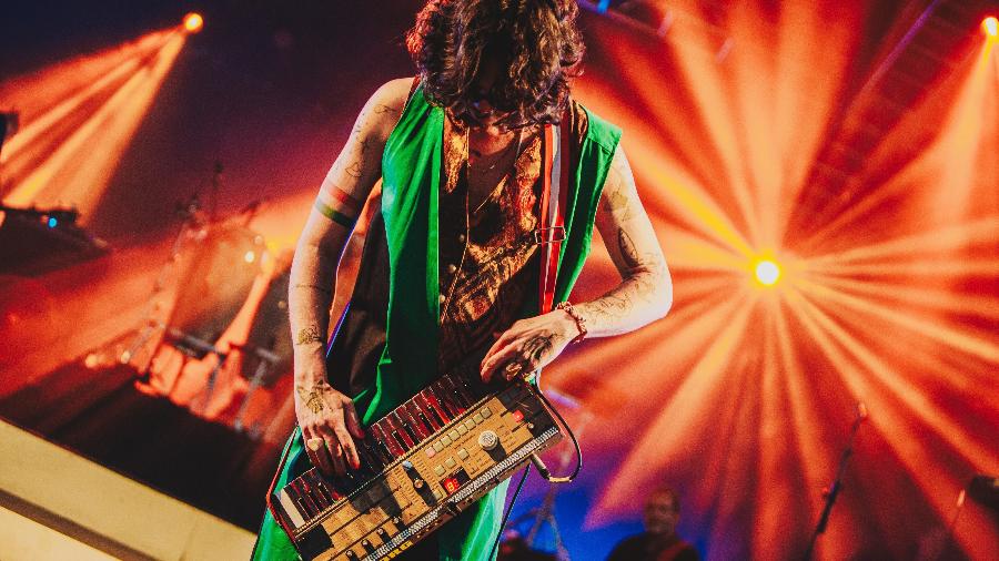 O tecladista Pedro Regada, do Bixiga 70, saiu de seu tablado para solar à beira do palco com um sintetizador à tiracolo - Divulgação Rock in Rio