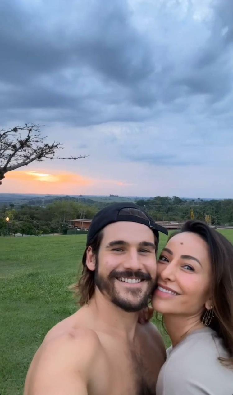 Sabrina Sato e Nicolas Prattes posam juntos após anúncio de gravidez 