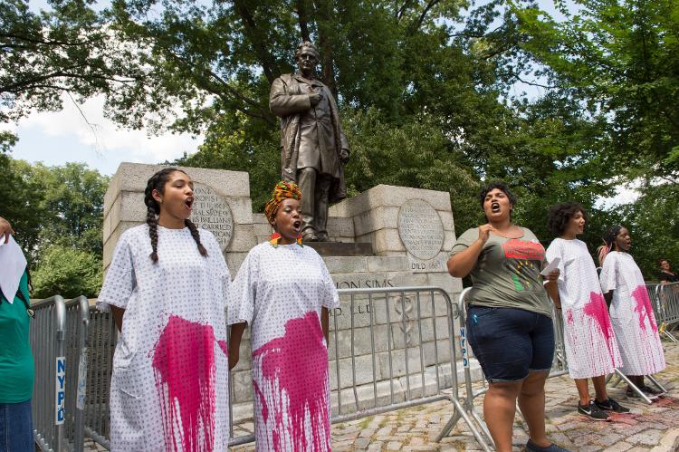 Protesto diante da estátua de J. Marion Sims, retirada em 2018