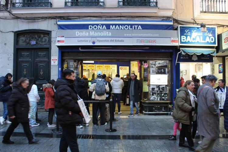 Os apostadores se aglomeram em frente a lotérica Doña Manolita, bastante famosa em toda a Espanha 