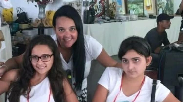 A mãe com as gêmeas Beatriz e Gabriela A mãe com as gêmeas Beatriz e Gabriela