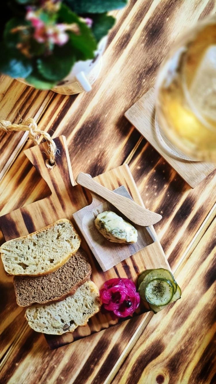 Serviço d'O Escandinavo: pães 100% centeio e o pão de grãos fermentados, manteiga de alhos assados e ervas nórdicas e picles da casa: de cebola roxa com zimbro e de pepino com dill Serviço d'O Escandinavo: pães 100% centeio e o pão de grãos fermentados, manteiga de alhos assados e ervas nórdicas e picles da casa: de cebola roxa com zimbro e de pepino com dill