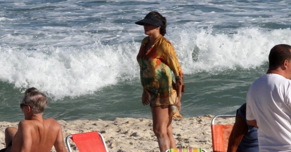16.ago.2015 - Grávida de cinco meses de sua primeira filha, Deborah Secco, 35, curtiu o sol deste domingo (16) na praia da Barra da Tijuca, no Rio. A atriz estava acompanhada do namorada, Hugo Moura, que praticou skysurfing