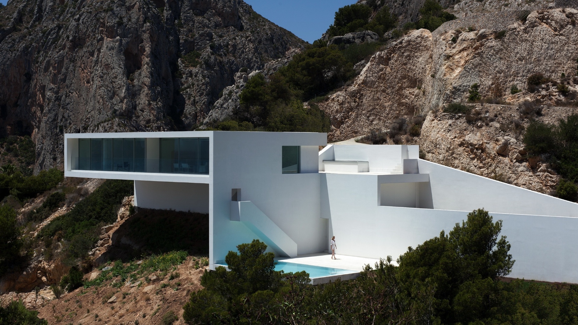 O terreno íngreme, que encara o Mediterrâneo, inspirou os arquitetos do escritório Fran Silvestre a projetar uma residência "suspensa no ar", onde fosse possível "caminhar sobre a água". Assim, surgiu a Casa do Penhasco (Casa del Acantilado) com geometria reta e minimalista. A construção fica em Calpe, Alicante, no litoral da Espanha - Diego Opazo/ Divulgação