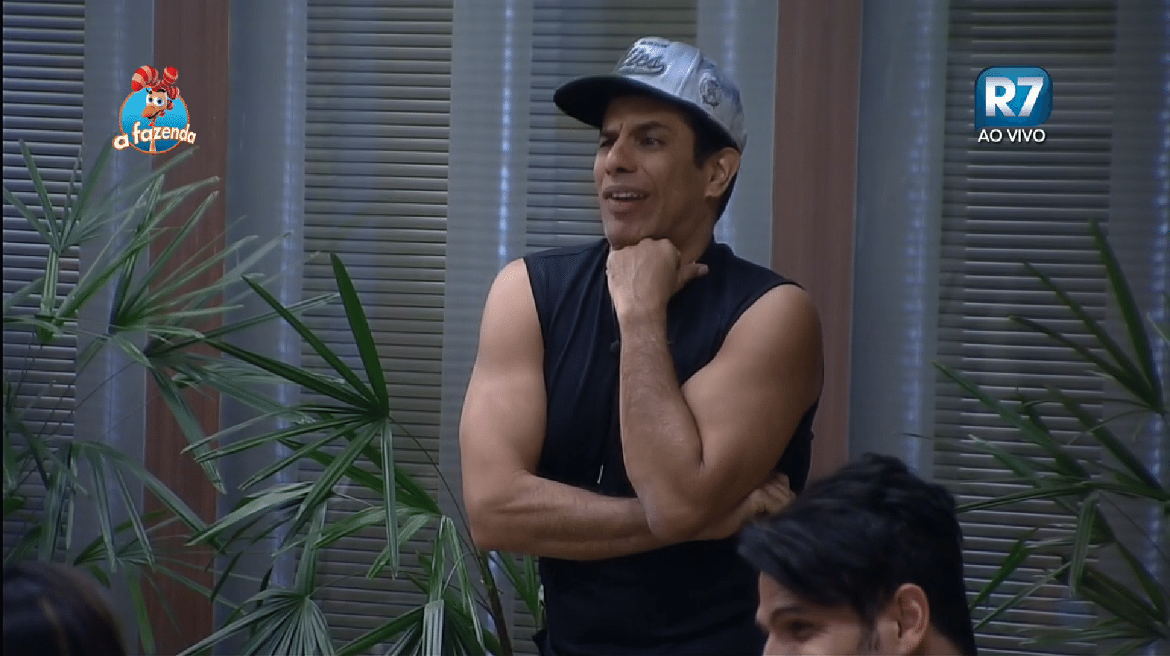 24.set.2015 - Luka Ribeiro fazendo a "careta" de Mara - Reprodução/Record