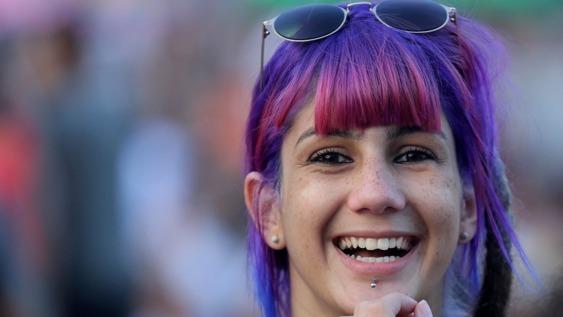 27.set.2015 - Cabelos coloridos, pintados ou perucas, são adotados pelos fãs de Katy Perry, a headliner da última noite do Rock in Rio 2015. - Fernando Maia/UOL