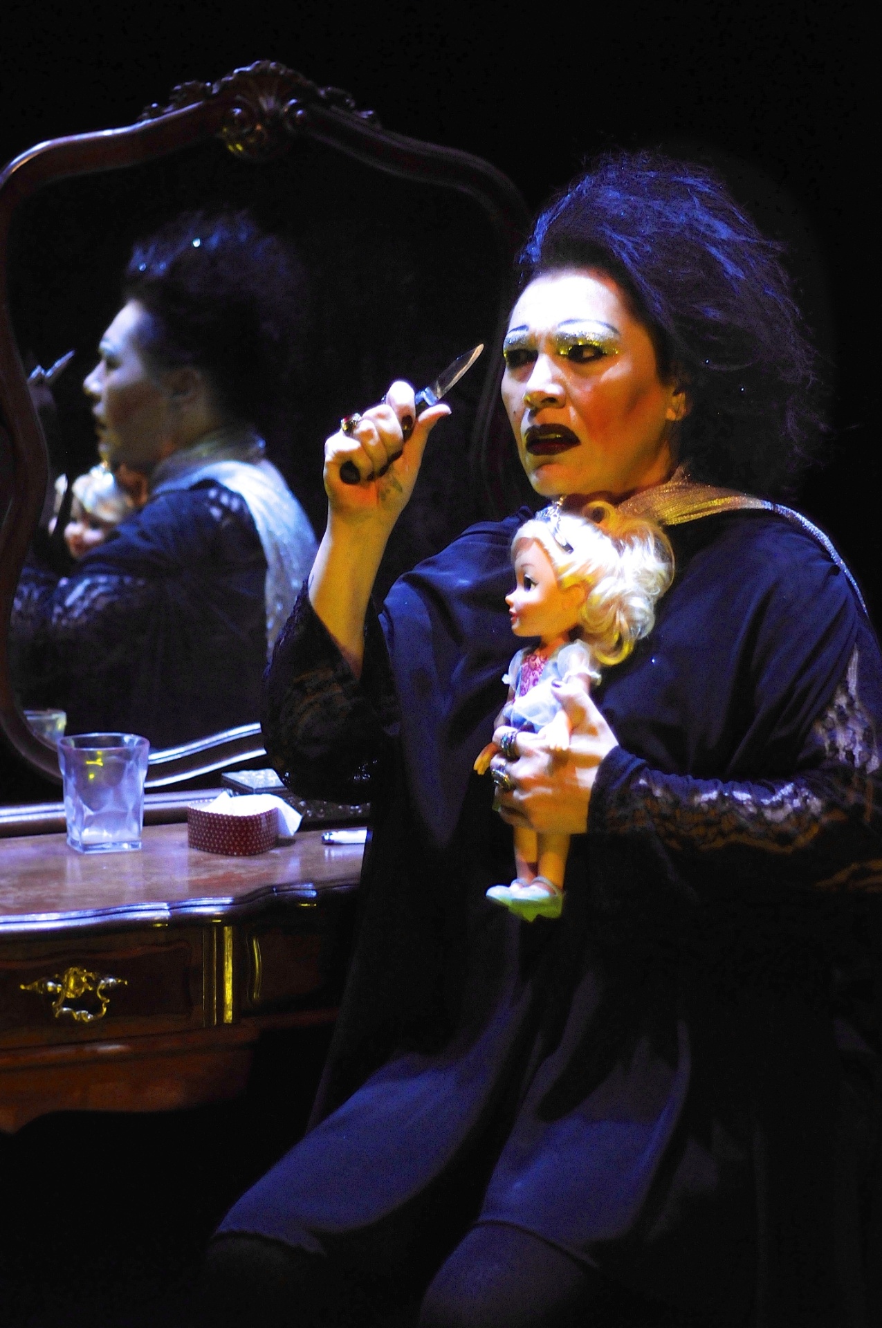 Com direção e adaptação de Roberto Alvim, a Cia Club Noir reestreia o espetáculo "O Balcão", texto do dramaturgo francês Jean Genet. - Divulgação