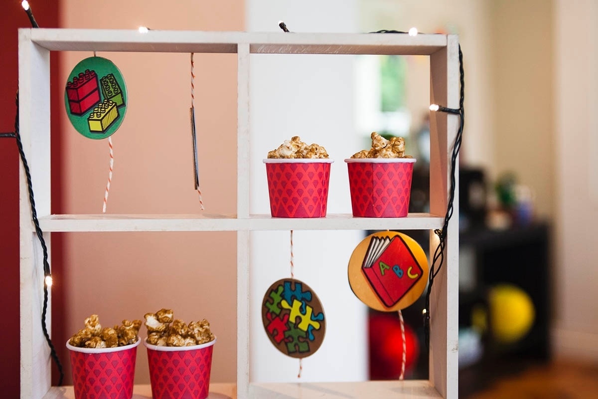 Entre as guloseimas servidas neste chá de bebê dos gêmeos Lucas e André estavam copinhos de pipoca doce - Sandra Pagano/Divulgação