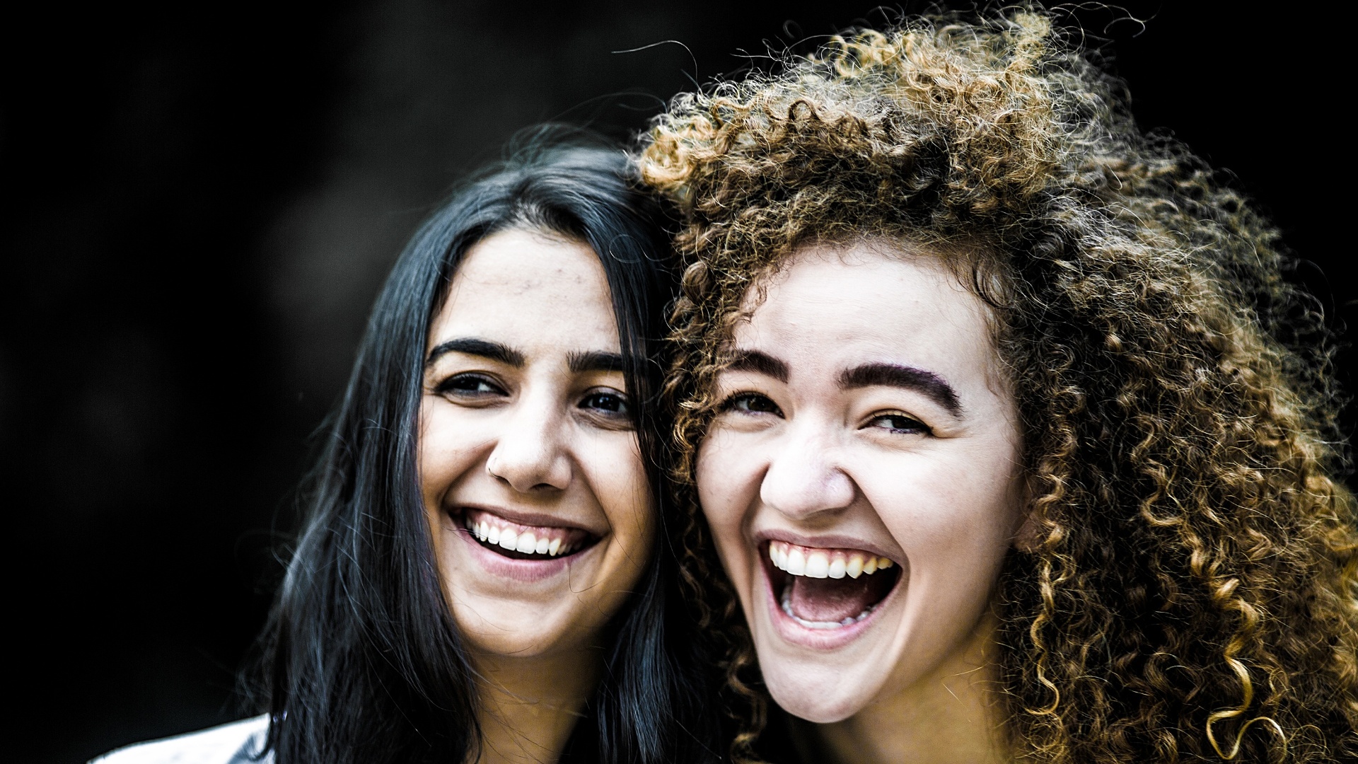 Anavitória: A simpatia da dupla apresenta um lado natural das meninas. "Eu tenho esse jeito mais assim porque eu sei que a Ana é tímida, então tento ajudar", brinca Vitória - Ricardo Matsukawa / UOL