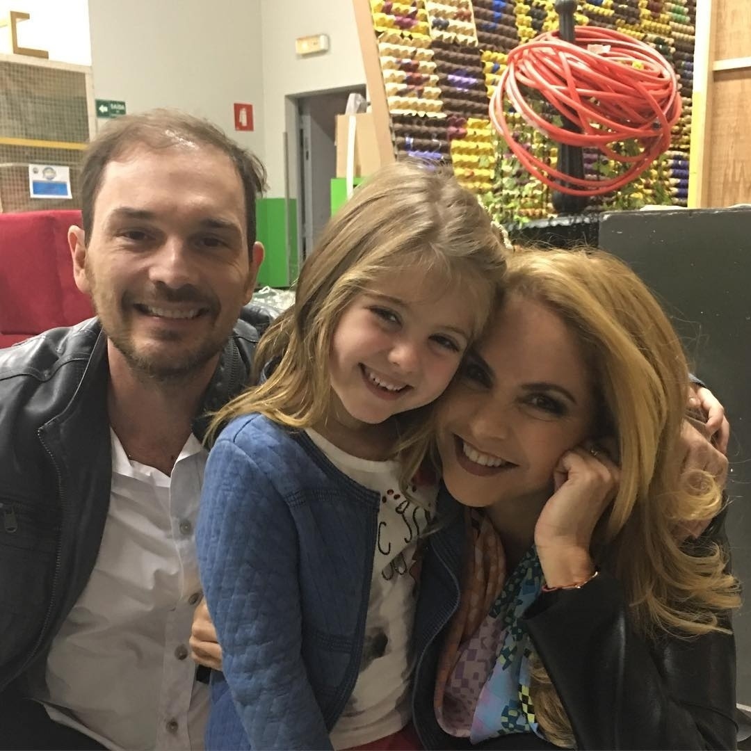 28.jun.2016 - A atriz e cantora mexicana Lucero chegou ao Brasil para gravar a novela "Carinha de Anjo", do SBT, e conheceu pela primeira vez sua filha na trama infantil, interpretada pela estreante Lorena Queiroz, de cinco anos, que publicou o encontro com Lucero ao lado do diretor Ricardo Mantoanelli. "O dia de hoje foi muito esperado. Conheci a mãe da Dulce Maria", comemorou a atriz mirim no Instagram - Reprodução/Instagram/lorenaqueirozoficial