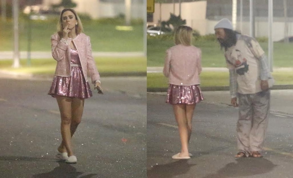 20.jul.2016- Tatá Werneck fuma nos bastidores de gravação de "Haja Coração" na Barra da Tijuca. A atriz, que interpreta Fedora, usou um vestido rosa - AgNews