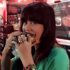 Cris e um dos seus 14 tipos de hambúrgueres - Arquivo Pessoal - Arquivo Pessoal