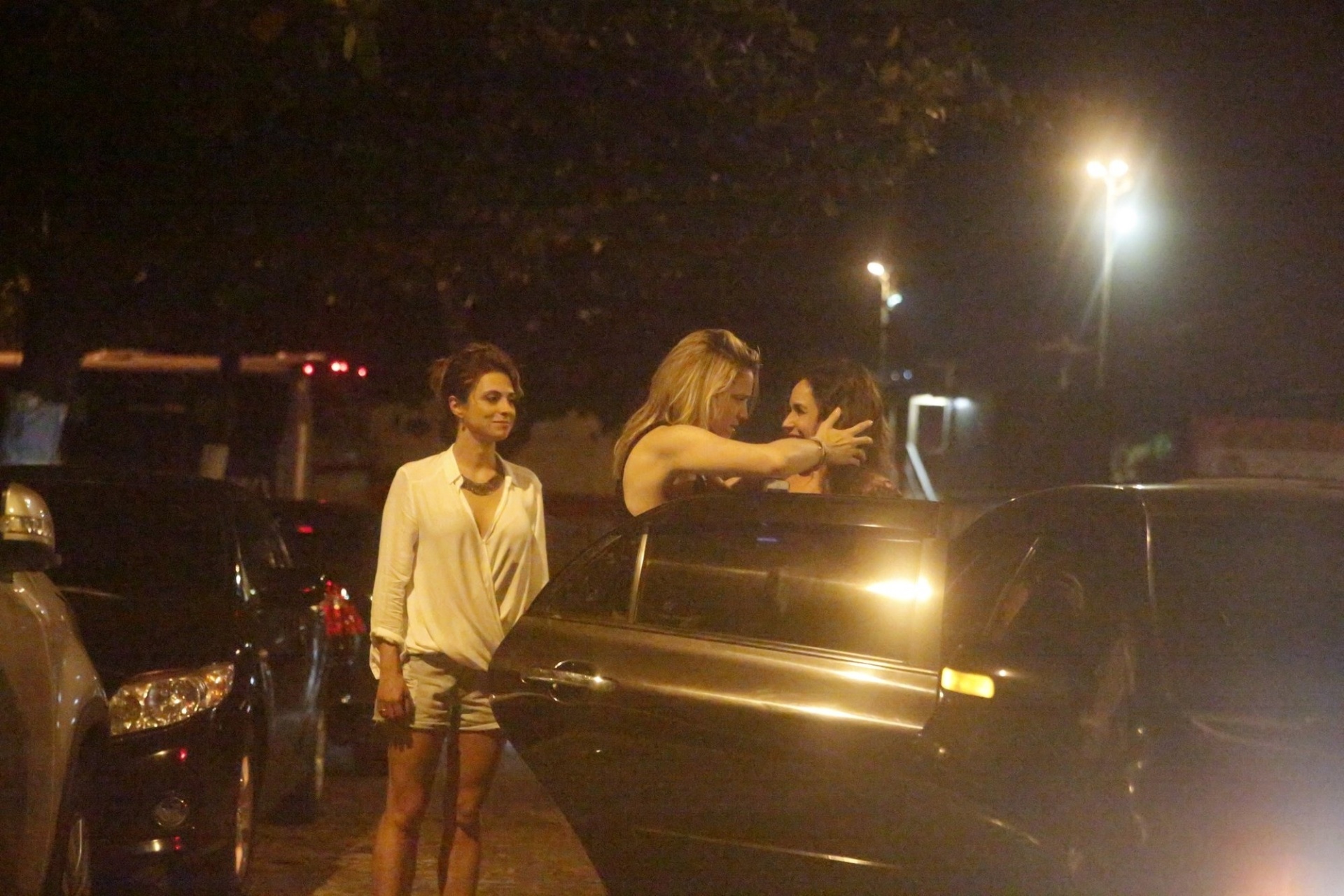 26.nov.2016 - Ao lado da namorada Priscila Montandon, Fernanda Gentil se despede de Daniela Mercury após comemorar aniversário de 30 anos em um bar na Barra da Tijuca - AgNews