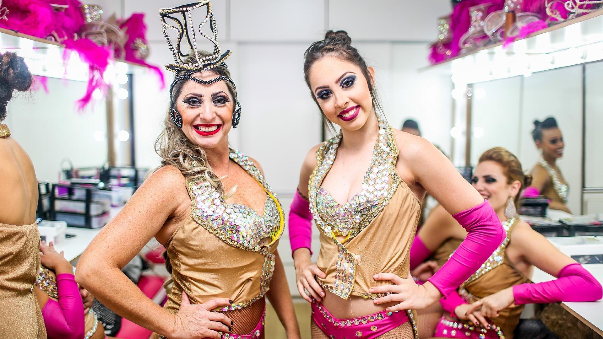 20.jan.2016 - Carla Stankowich com a filha Natalia Stankowich se preparam para a apresentação da noite - Ricardo Matsukawa/UOL