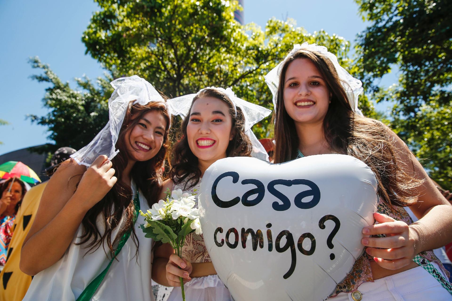 Movimentação de foliões no Bloco Casa Comigo, na Avenida Faria Lima, em São Paulo, neste sábado - Leco Viana/Futura Press/Estadão Conteúdo