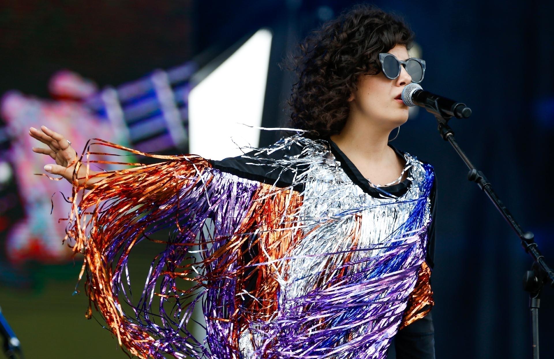 A cantora Céu foi a primeira atração deste domingo no Palco Skol, no Autódromo de Interlagos, em São Paulo - Alexandre Schneider/UOL
