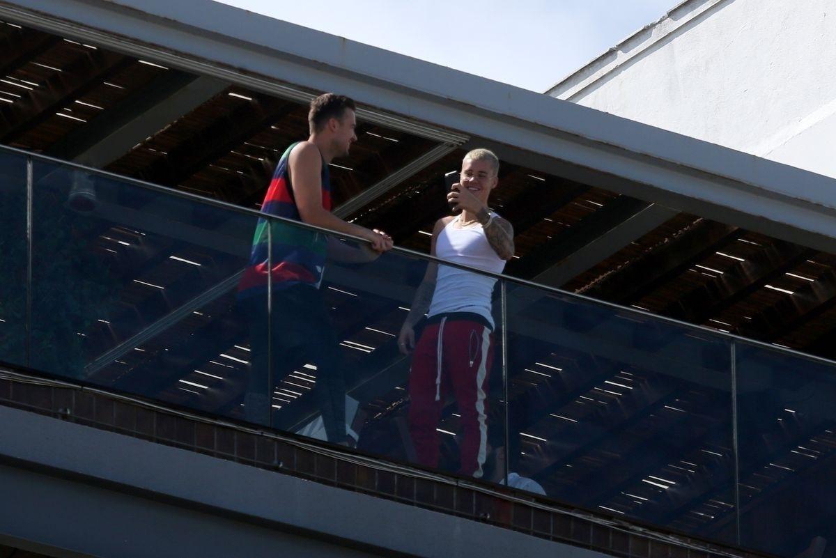 Em seu primeiro dia no Brasil, Justin Bieber aproveitou para fazer selfies na fachada do hotel em que está hospedado, no Rio de Janeiro - André Freitas/AgNews