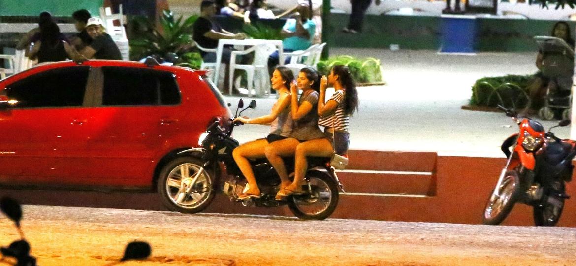 Motociclista trafega sem capacete, usando chinelos e transportando mais de uma pessoa na garupa, três infrações consideradas gravíssimas pelo Código de Trânsito Brasileiro - Infomoto